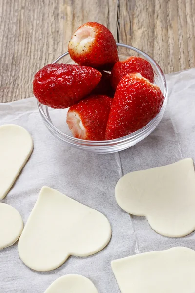 심장 모양 strawberri로 가득 퍼프 페이스 트리 쿠키 만들기 — 스톡 사진