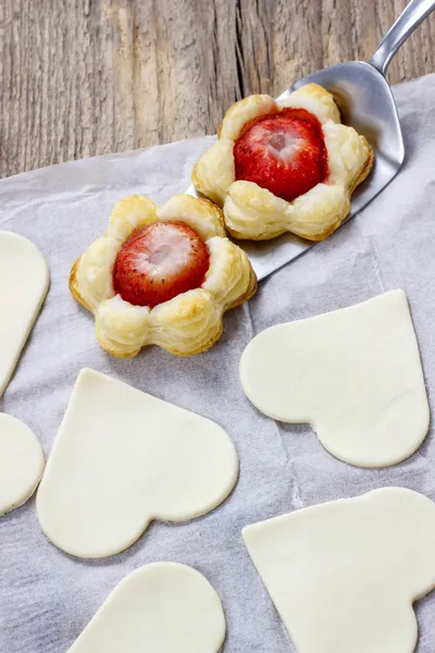 Maken van bladerdeeg cookies in hart vorm gevuld met strawberri — Stockfoto