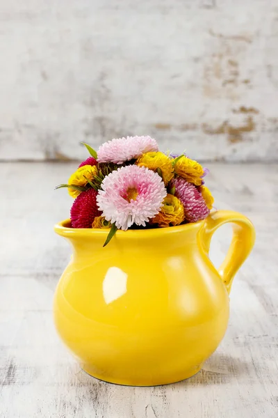 Buquê de flores silvestres em jarro amarelo, espaço de cópia — Fotografia de Stock