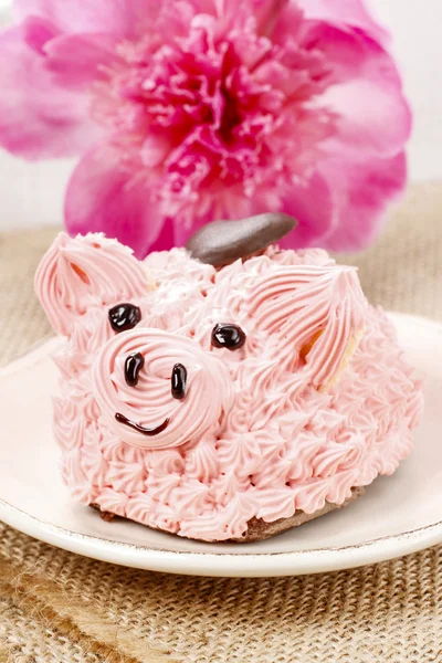 Děti strana: roztomilé růžové prasátko dort a nádherným pivoňky — Stock fotografie