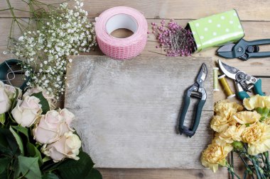 Çiçekçi iş başında. Kadın pembe gül buketi düğün yapma ve 