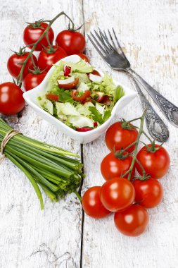 ahşap masa üzerinde taze salata kâsesi