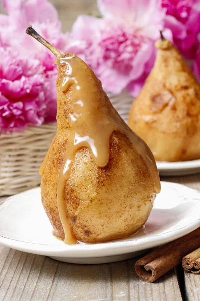 Pear with caramel — Stock Photo, Image