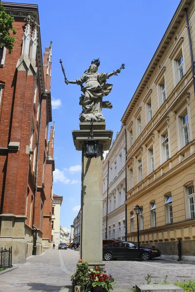 KRAKOW, POLONIA - Estatua de Santa María, calle Jagiellonska — Foto de Stock