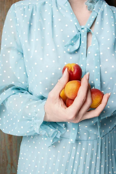 Woman holding apricots — Stock Photo, Image