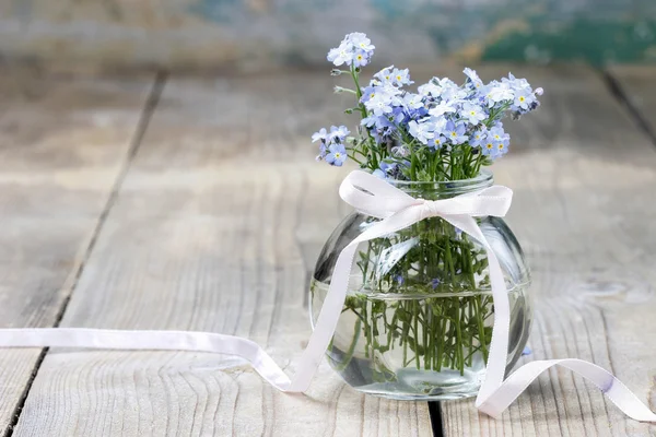 Strauß von Vergissmeinnicht-Blumen in Glasvase — Stockfoto