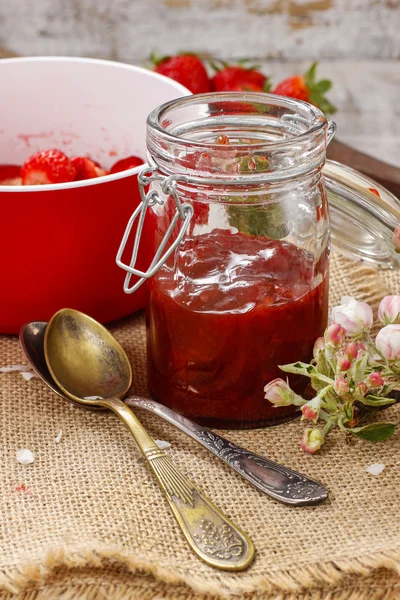 Glas Erdbeermarmelade — Stockfoto