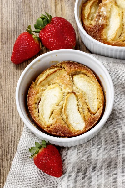 Torta di mele in ciotola di ceramica — Foto Stock