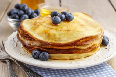 Şurup ve yaban mersini ile krep yığını