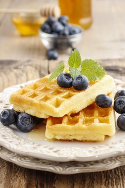 Waffle şurubu ve yaban mersini