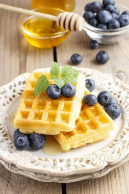 Waffle şurubu ve yaban mersini