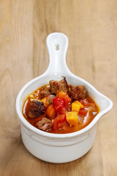 Κόκκινη σούπα με λαχανικά και κρέας — Φωτογραφία Αρχείου