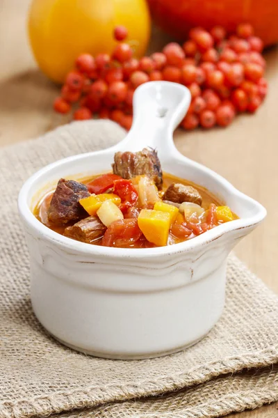 Červená polévka s masem a zeleninou — Stock fotografie