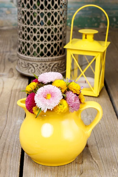 Buquê de flores silvestres em jarro amarelo — Fotografia de Stock