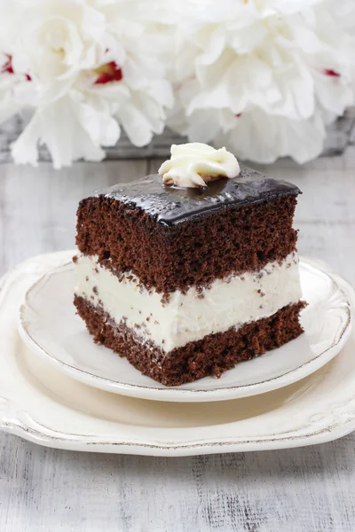 Torta strato bianco e nero — Foto Stock