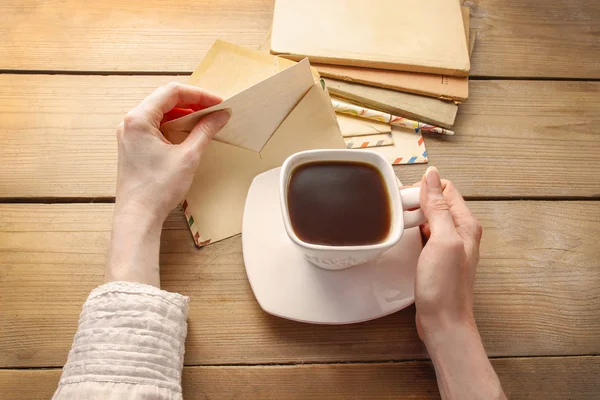 Tazza di caffè e lettere del passato — Foto Stock