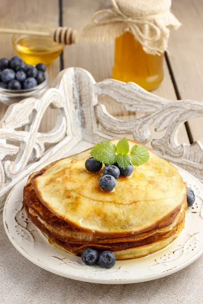 Stack av pannkakor med sirap och blåbär — Stockfoto