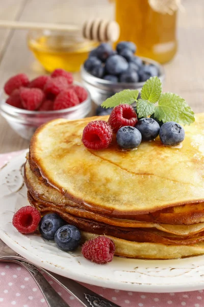 Stack of pancakes with syrup, raspberries and blueberries — Stock Photo, Image