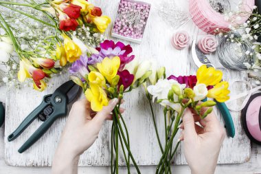 Çiçekçi iş başında. Frezya buket yapma kadın