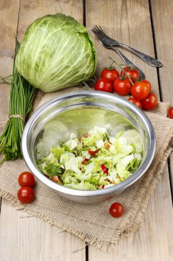 ahşap masa üzerinde taze salata kâsesi