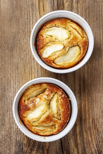 Torta di mele in ciotola di ceramica — Foto Stock