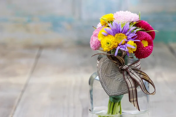 Boeket van wilde bloemen in glazen vaas — Stockfoto