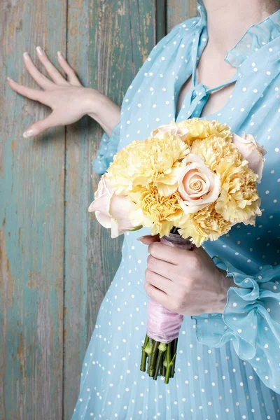 Mulher segurando buquê de cravo amarelo e rosas rosa — Fotografia de Stock