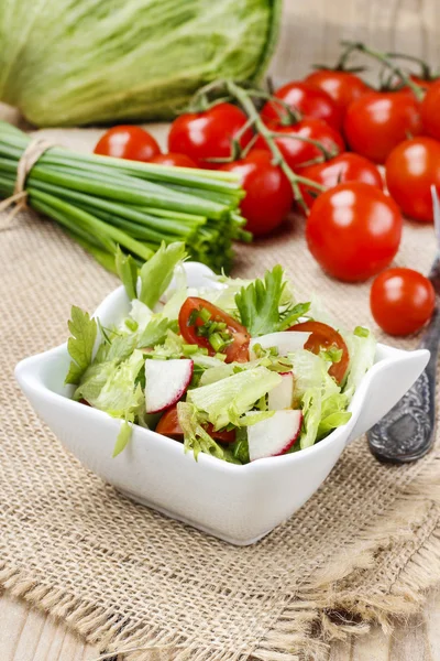 Bowl of fresh salad on wooden table — Stock Photo, Image