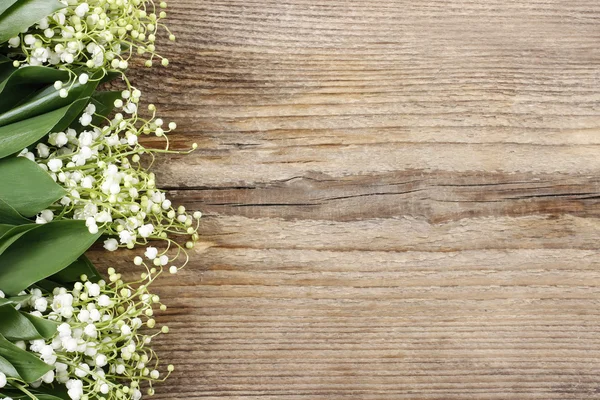 Giglio della valle fiori su sfondo di legno . — Foto Stock