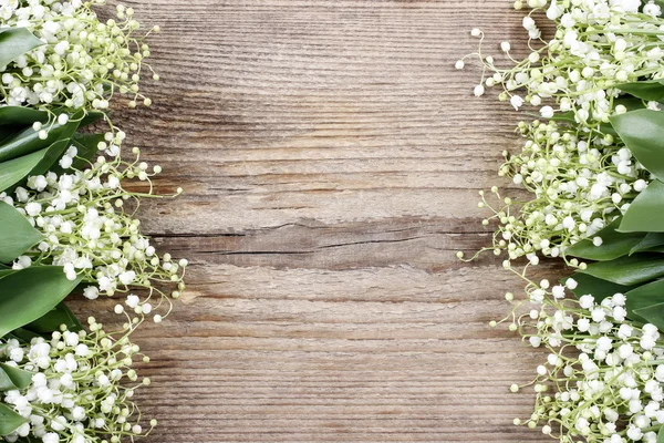 Цветы ландыша на деревянном фоне . — стоковое фото