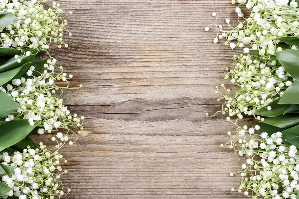 Lily av dalen blommor på trä bakgrund. — Stockfoto