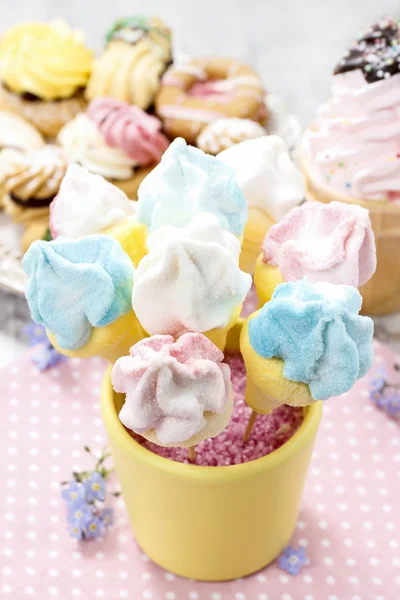 Festa de crianças: bolo de marshmallow aparece em balde amarelo — Fotografia de Stock
