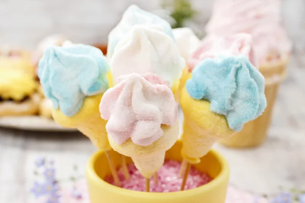 Kids party: marshmallow cake pops in yellow bucket — Stock Photo, Image