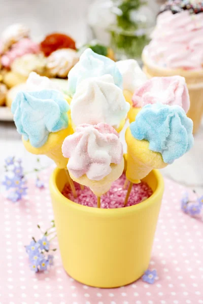 Kids party: marshmallow cake pops in yellow bucket — Stock Photo, Image