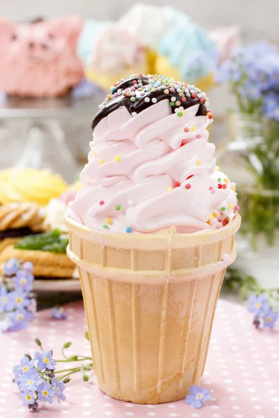 キッズ パーティー: ピンクのアイス クリーム コーン — ストック写真