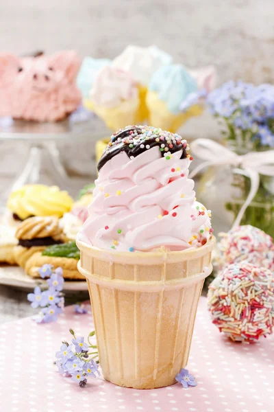 Kinderen partij: roze ijsje — Stockfoto