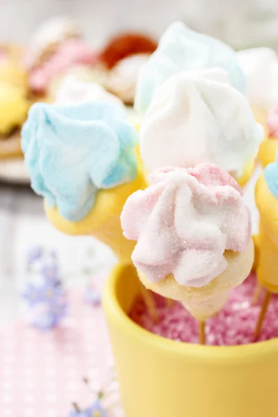 Festa de crianças: bolo de marshmallow aparece em balde amarelo — Fotografia de Stock
