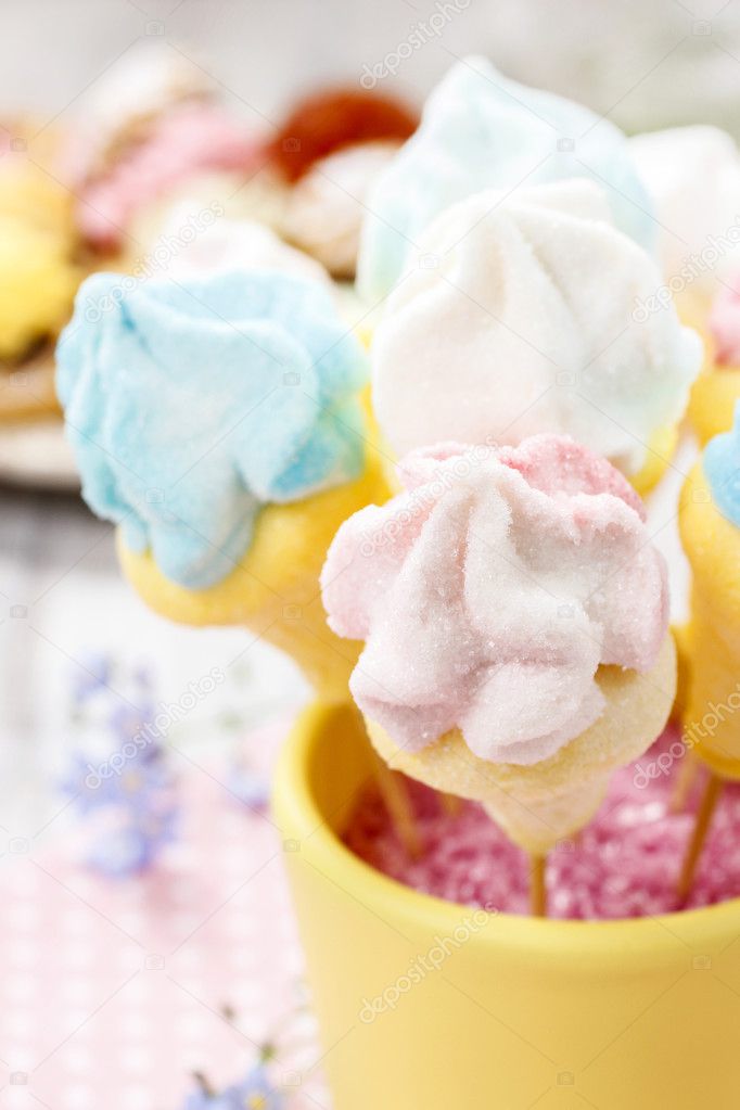 Kids party: marshmallow cake pops in yellow bucket