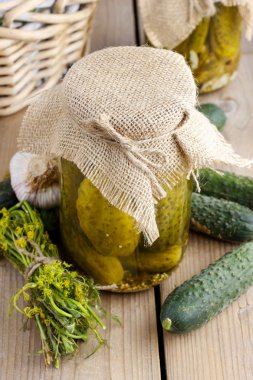 Cam kavanozda salatalık turşusu