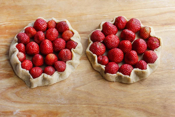 Erdbeertorte vor dem Backen auf Holztisch — Stockfoto