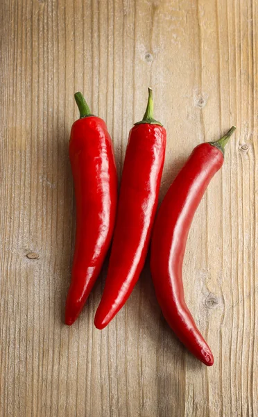 Röd varm chili paprika på gamla träbord — Stockfoto