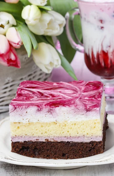 Vrstva dort s růžovou polevou. pohár jahodový koktejl — Stock fotografie
