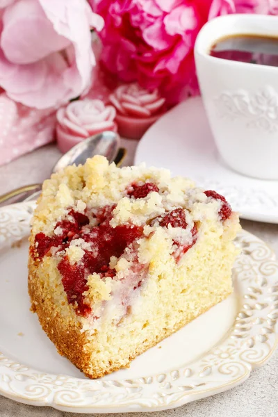 Stück Erdbeerkuchen auf Keramikteller — Stockfoto