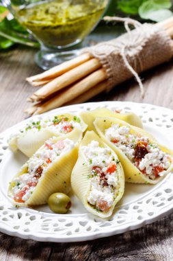 İtalyan mutfağı: doldurulmuş makarna kabukları, domates ve pesto sos 