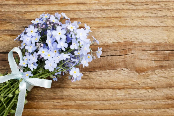 Olvídame-no flores sobre fondo de madera —  Fotos de Stock