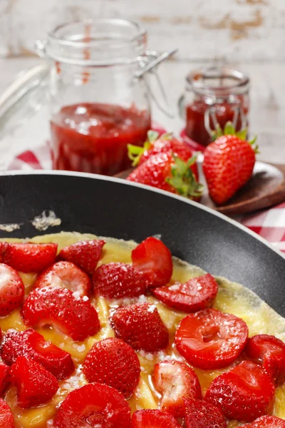 Strawberry omelett på stekpanna — Stockfoto
