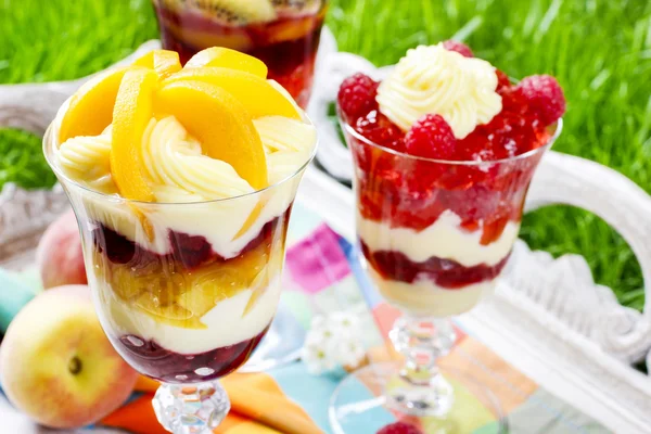 Fruchtdesserts auf Holztablett schichten. Sommergartenfest — Stockfoto