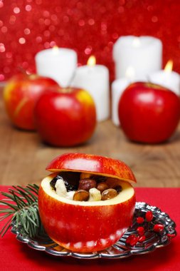 Kuruyemiş bal ile kırmızı Noel elma dolması