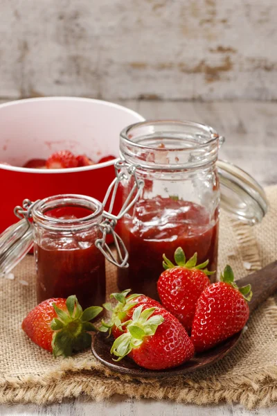 Strawberry jam maken — Stockfoto