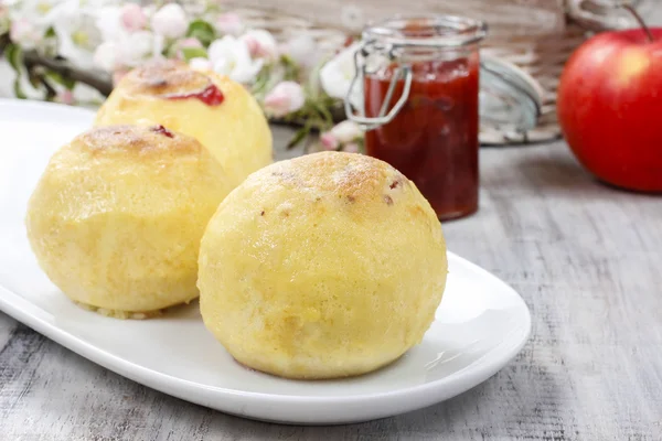 Baked apples stuffed with blueberry jam — Stock Photo, Image